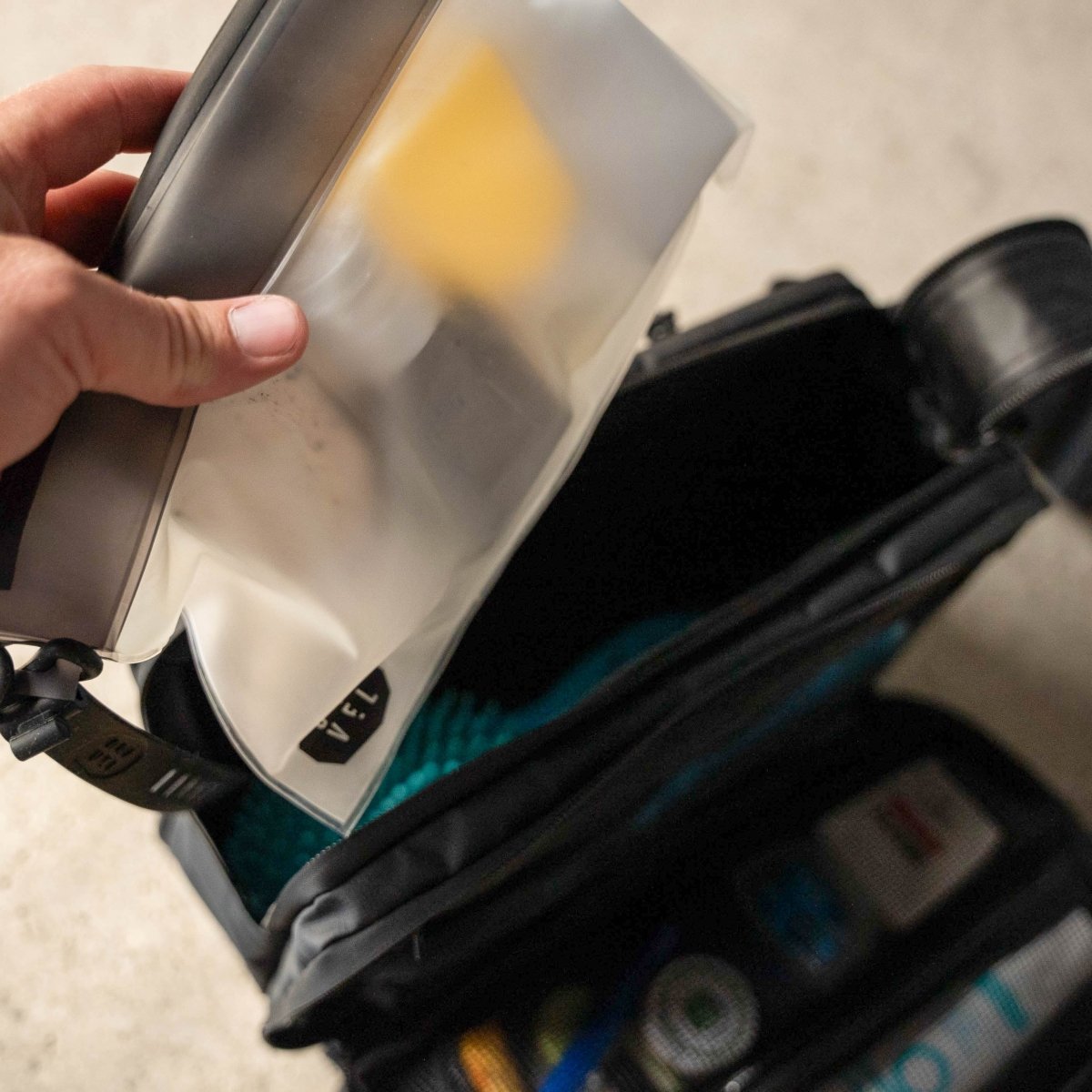 SET | TSA Approved Shower Bag & 4 Bottles in travel kit