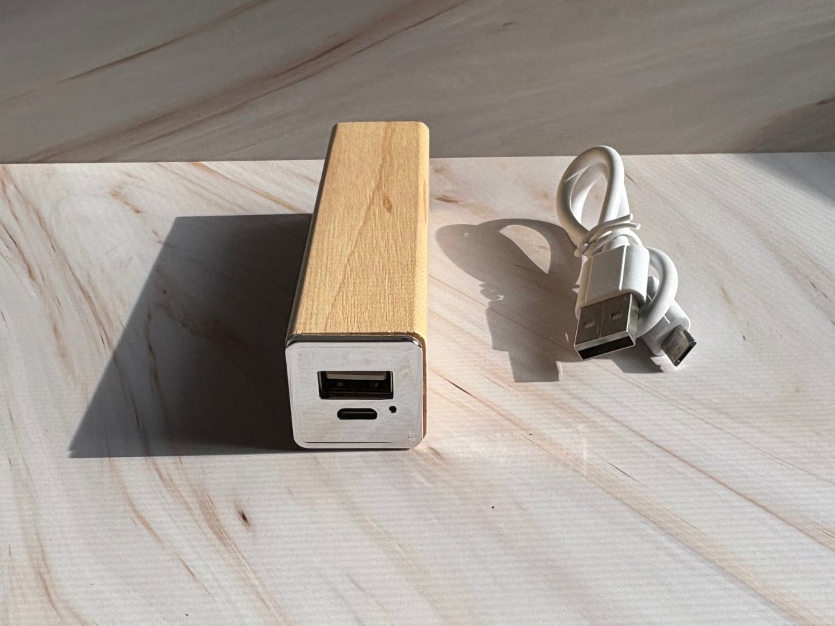 Square Tube Maple Power Bank – Compact 2200mAh Charger with USB cable